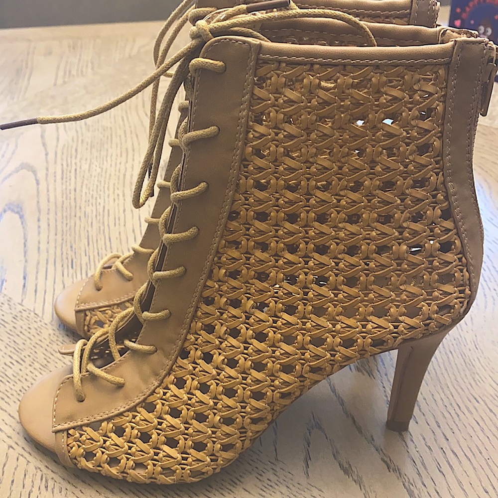 Tan laced heels!! Perfect for summer 🌸